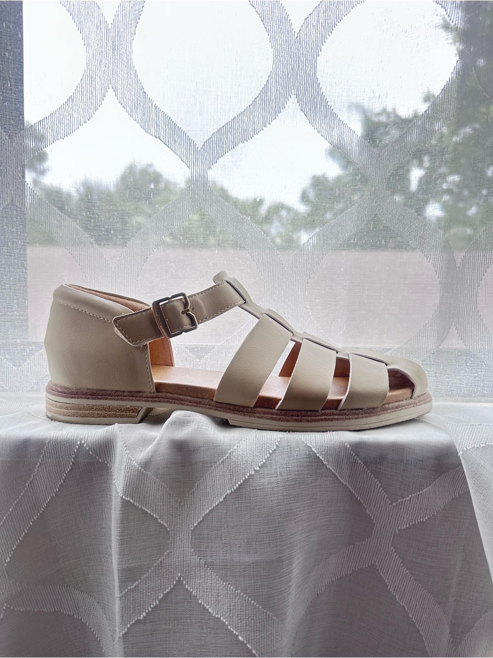 Dr. Scholl's Cream Strappy Flat Sandals Velcro enclosure